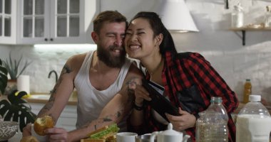 Adam ve kadın kahvaltı sırasında söz