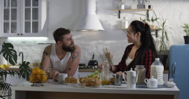 Kahvaltı sırasında konuşan Çift