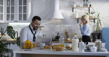 Kocası onun karısı ile iyi bir haber paylaşımı