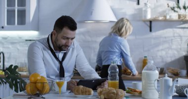 Karısı kocası için kahvaltı servisi