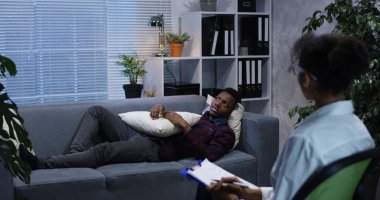 Bir psikiyatriste konuşan genç adam