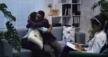 Bir psikolog ofiste oturan genç çift