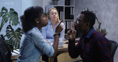 Bir psikolog ofiste savunarak çift