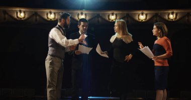 Bir tiyatroda prova aktörler