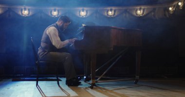 Sahne Alanı'nda piyano adam