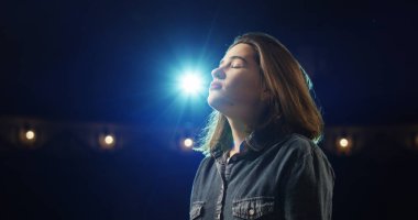 Bir tiyatroda prova aktris