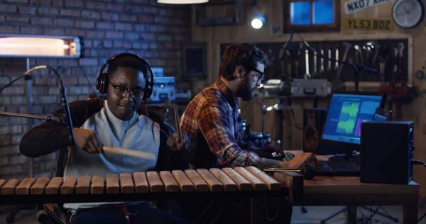 Jovens músicos tocando em estúdio em casa — Fotografia de Stock