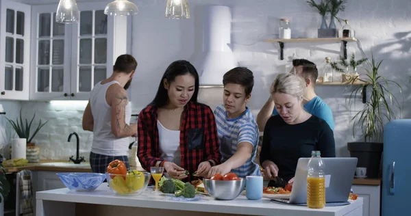 Grupo de pessoas preparando comida na cozinha — Fotografia de Stock