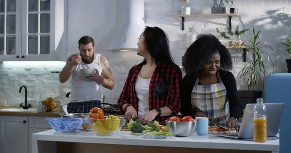 Grupo de pessoas preparando comida na cozinha — Fotografia de Stock