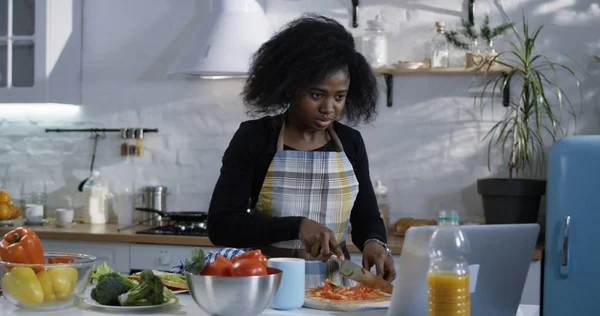 Jovem mulher preparando comida na cozinha — Fotografia de Stock