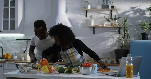 Casal preparando comida juntos na cozinha — Fotografia de Stock
