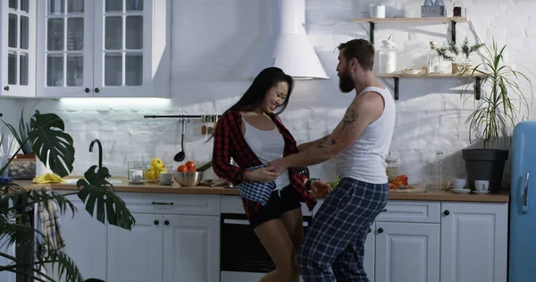 Pareja bailando en la cocina —  Fotos de Stock