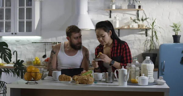 Hombre y mujer hablando durante el desayuno — Foto de Stock