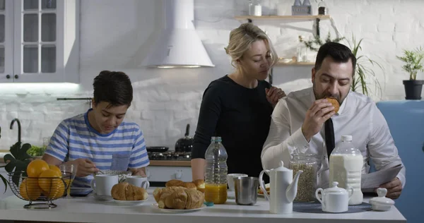 Familia desayunando juntos —  Fotos de Stock