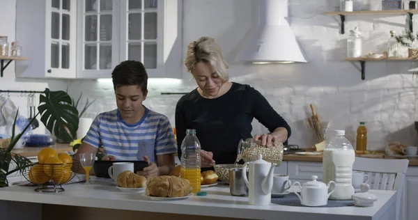 Mãe preparando café da manhã para seu filho — Fotografia de Stock