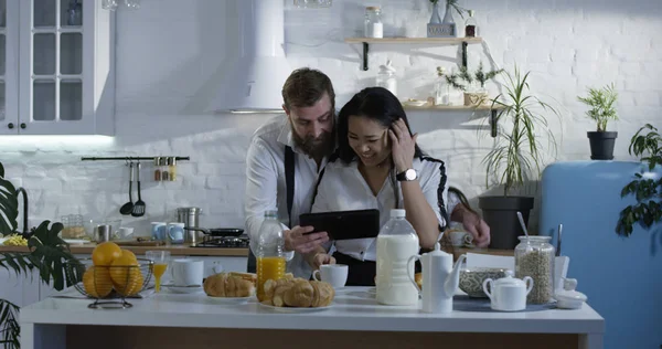 Marido compartilhando algumas boas notícias com sua esposa — Fotografia de Stock