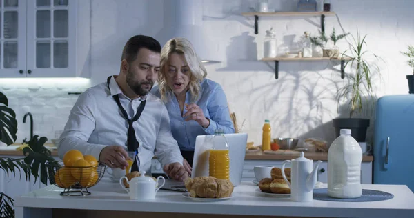 Marido se juntando esposa na cozinha para o café da manhã — Fotografia de Stock