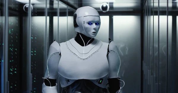 Robot humanoide que revisa servidores en un centro de datos — Foto de Stock