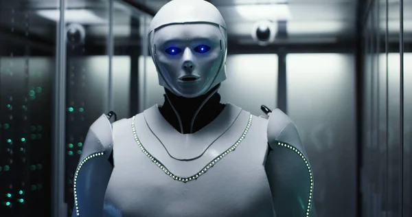 Futuristico robot Android bianco nella stanza del server — Foto Stock