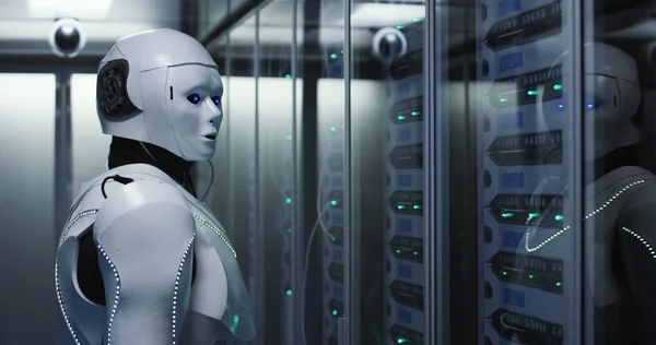 Robot androide futurista que trabaja en la sala de servidores — Foto de Stock