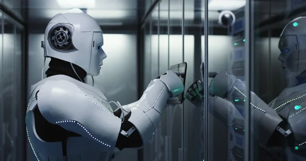 Humanoid robot kontrol servere i et datacenter - Stock-foto