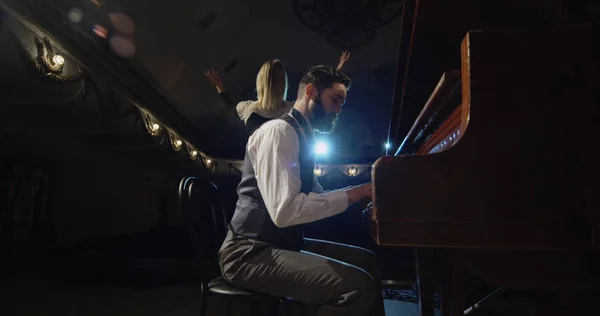 Musicien jouant sur une scène de théâtre — Photo