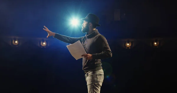 Bir monolog gerçekleştirmek tiyatroda aktör