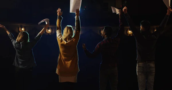 Acteurs buigen voor publiek in een theater — Stockfoto