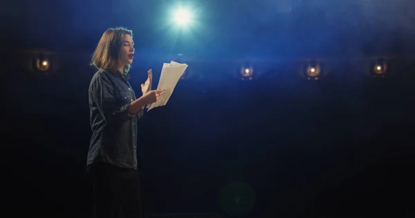 Skuespillerinde øve i et teater - Stock-foto