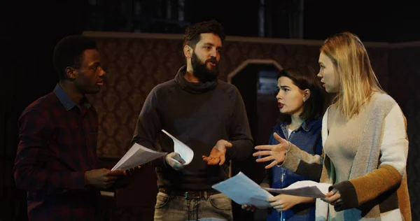 Actores discutiendo durante el ensayo en un teatro — Foto de Stock