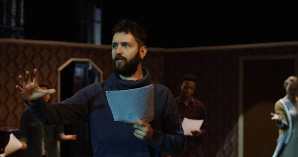 Actores ensayando en un teatro — Foto de Stock