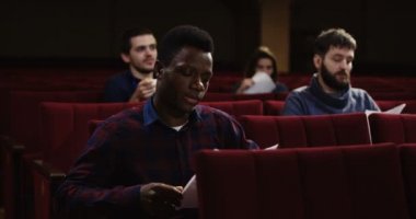 Repliklerini ezberlemeye aktörler