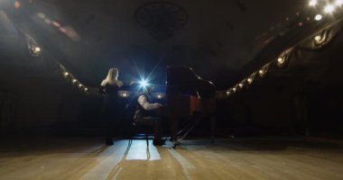 Tiyatro sahne alanı'nda oynayan müzisyen