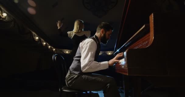 Músico tocando en un escenario de teatro — Vídeos de Stock