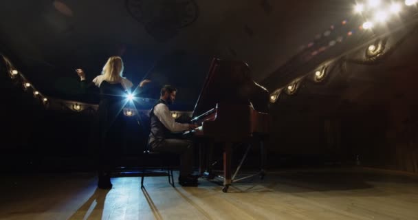 Músico tocando en un escenario de teatro — Vídeos de Stock