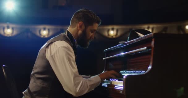 Hombre tocando el piano en el escenario — Vídeo de stock