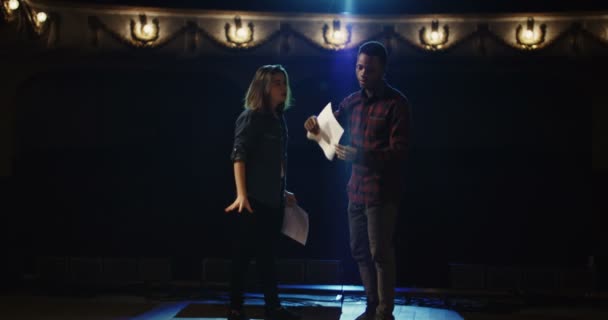 Actores ensayando una escena en un teatro — Vídeo de stock