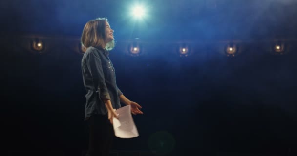 Skådespelerskan repeterar i en teater — Stockvideo