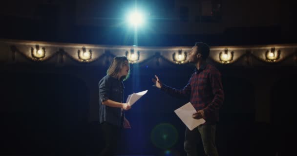 Actores ensayando una escena en un teatro — Vídeo de stock