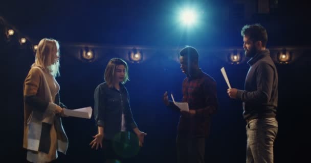 Actores discutiendo durante el ensayo en un teatro — Vídeo de stock