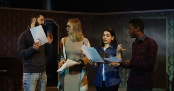 Актёры, спорящие во время репетиции в театре — стоковое видео