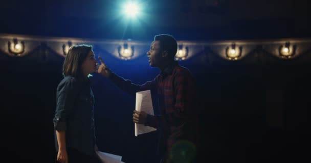 Actors rehearsing a scene in a theater — Stock Video