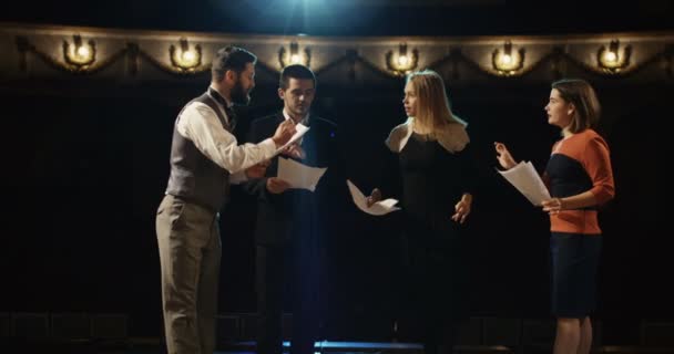 Bir tiyatroda prova aktörler — Stok video