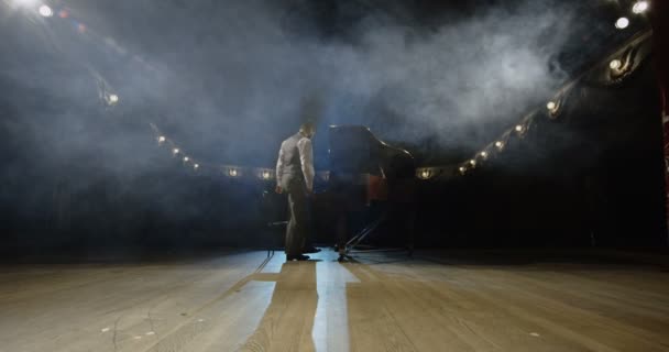 Pianista caminando al piano en el escenario — Vídeo de stock