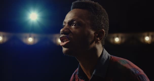 Actor interpretando un monólogo en un teatro — Vídeos de Stock