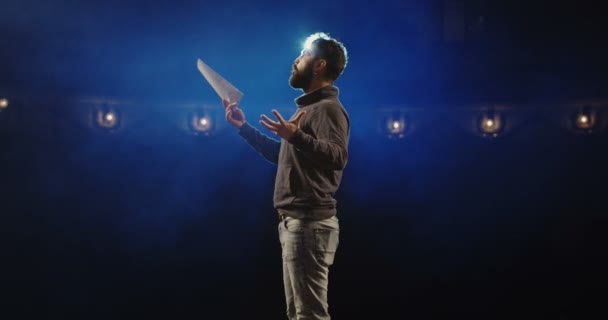 Ator realizando um monólogo em um teatro — Vídeo de Stock