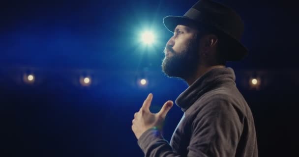 Ator realizando um monólogo em um teatro — Vídeo de Stock