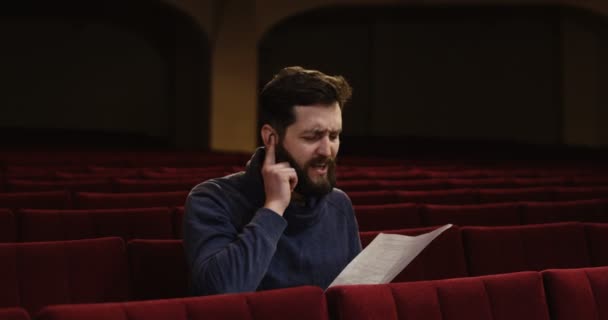 Actor rehearsing in the theater — Stock Video