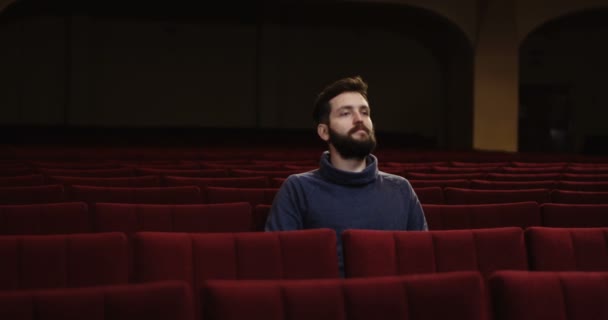 Man watching a theater performance alone — Stock Video