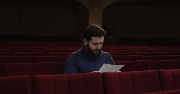 Hombre viendo una actuación de teatro solo — Vídeos de Stock